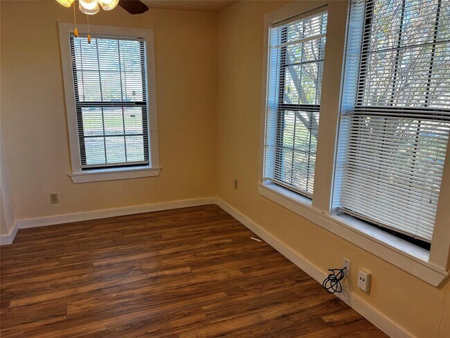 Building Photo - 102 E Carrie Manor St