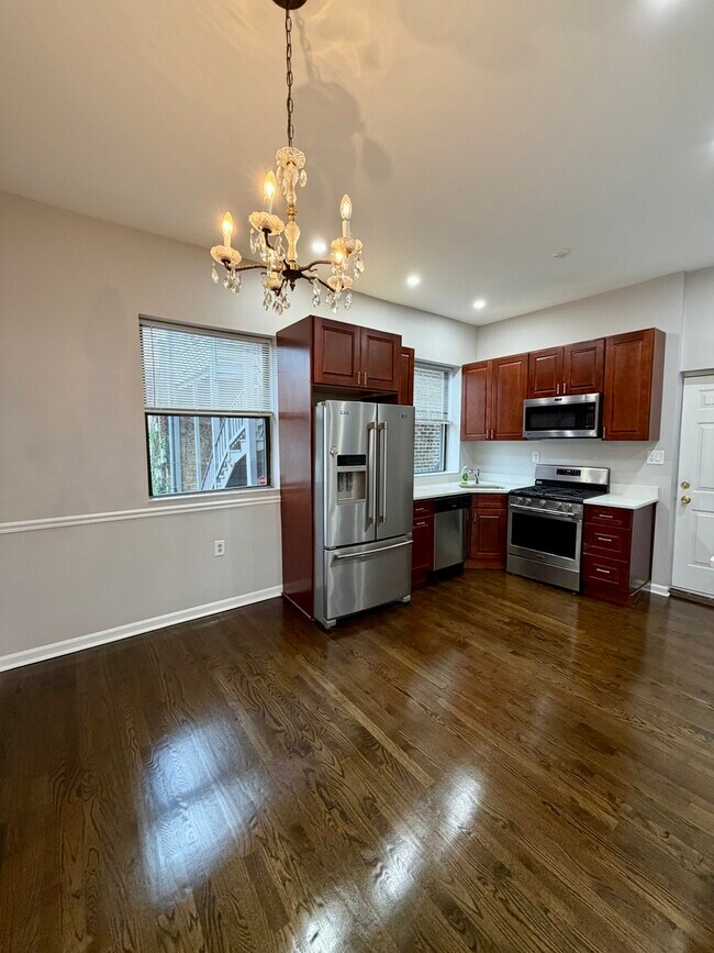 Building Photo - 1555 W Rosemont Ave