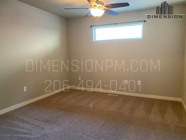 Building Photo - Spacious 4 Bed, 2.5 Bath Home with Garage ...