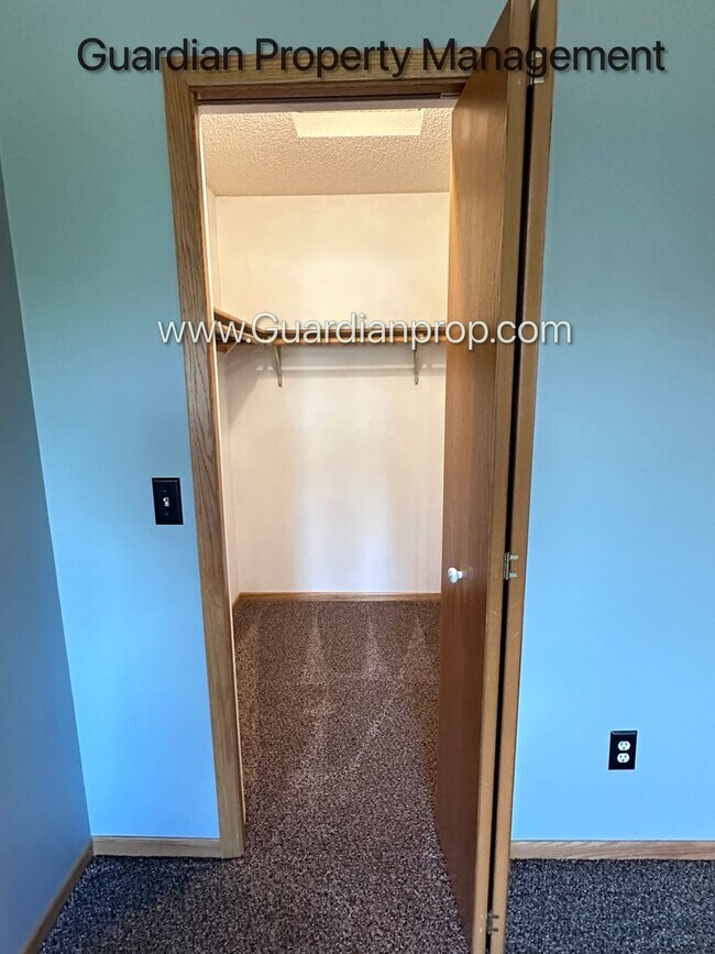 Building Photo - Apple Valley 2 Bedroom Town Home, Patio, Fireplace, 1 Car Garage, AC, New Carpet