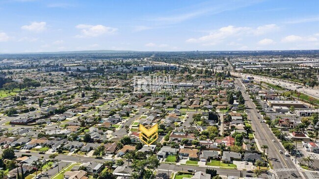 Building Photo - 726 primrose-