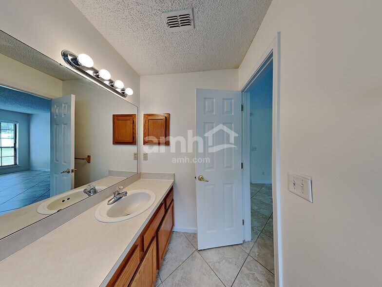 Building Photo - 9081 Prosperity Lake Dr