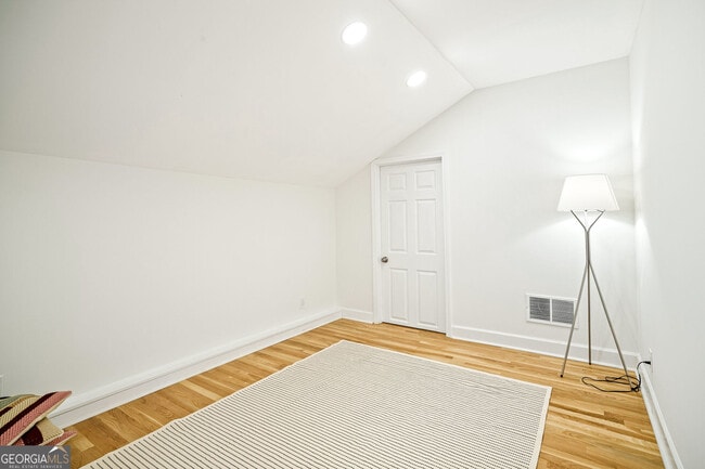 Building Photo - 2861 Dorby Close NE