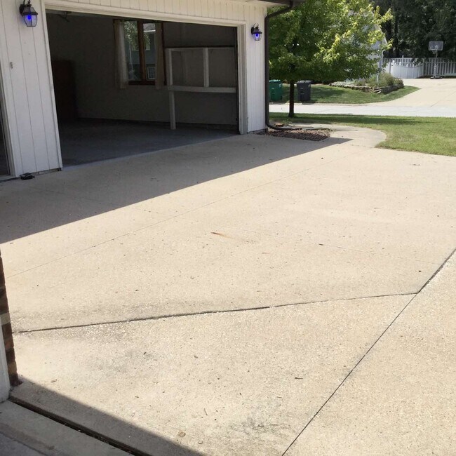 Building Photo - 7221 Hyperion Point Dr