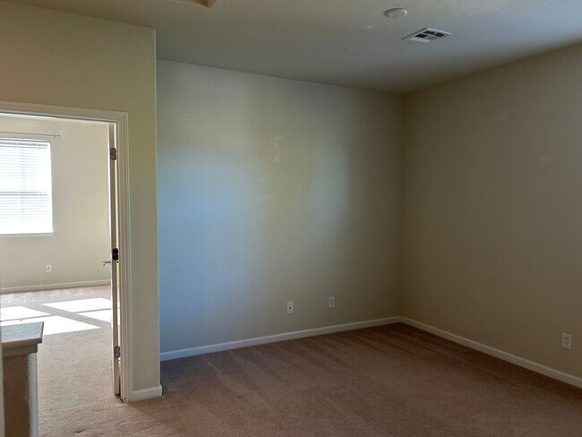 Building Photo - **READY FOR MOVE IN** Somersett Townhome
