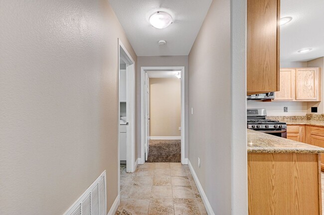 Building Photo - AMBER RIDGE Gated Beauty in Summerlin! 1600+ SF Condo