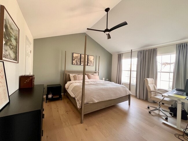 Building Photo - 3 bed 2.5 bath Located in the Heart of The Hill