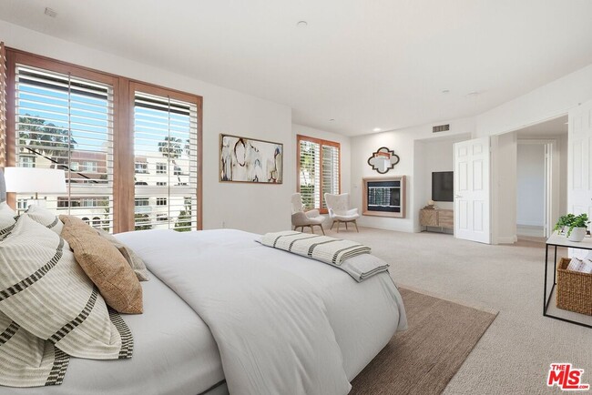 Building Photo - 5831 Seawalk Dr