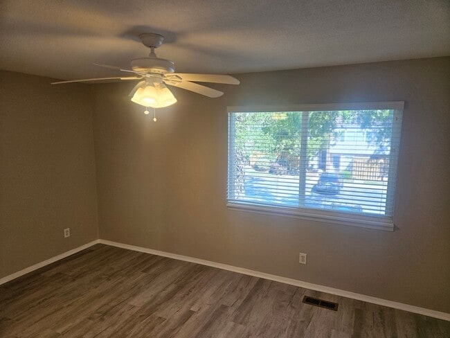 Building Photo - Lovely 2 BR 2.5 BA TH near UNC Chapel Hill! Available Now