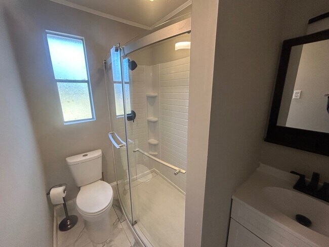 Building Photo - 803 Center St