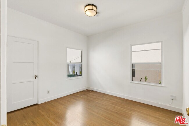 Building Photo - 3429 Edgehill Dr