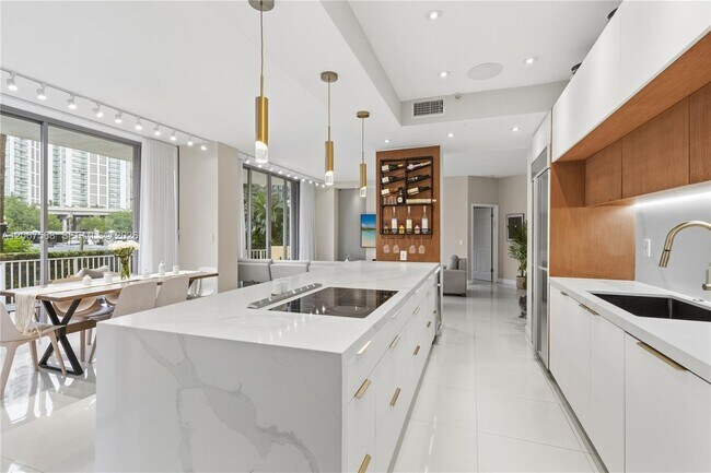 Building Photo - 3500 Mystic Pointe Dr
