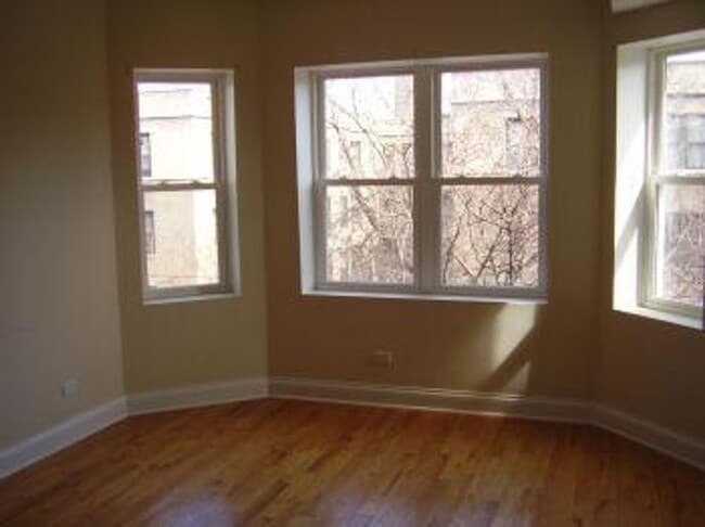 Building Photo - 3 Bedroom 2 Bath Spacious Condo