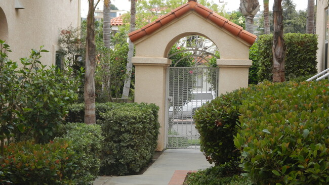 Gated Entry - 919 Agate St