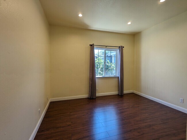 Building Photo - 209 N Idaho St