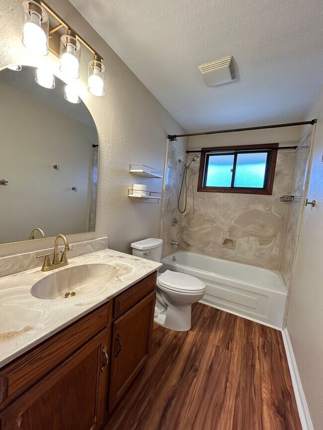 Building Photo - Recently Remodeled 2Bd/2Ba with Attached Garage in Longmont Duplex