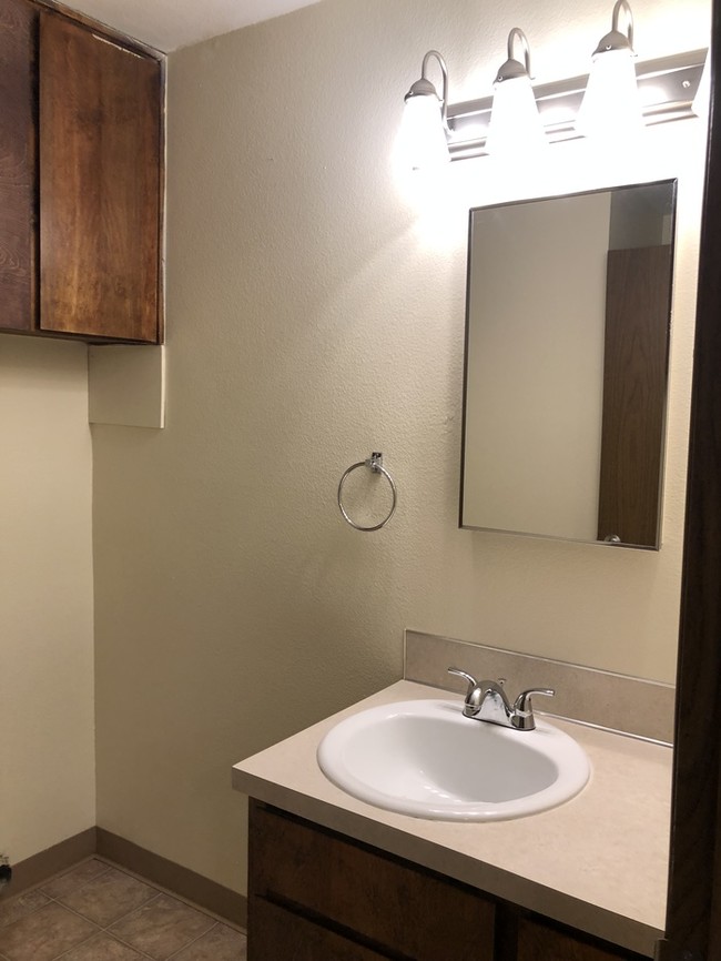 Building Photo - West Salem Townhome!