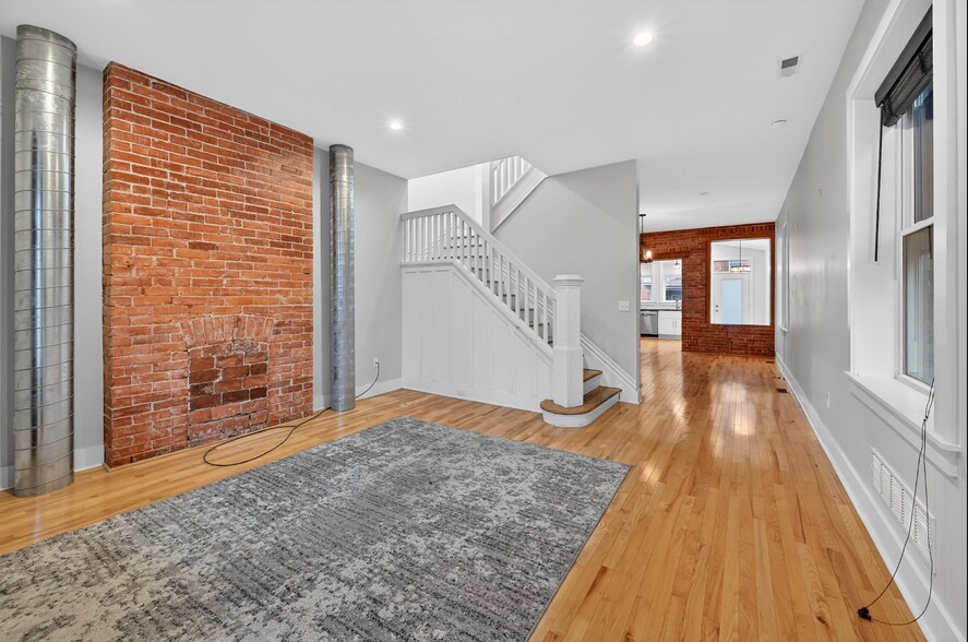 Building Photo - 5549 Columbo St