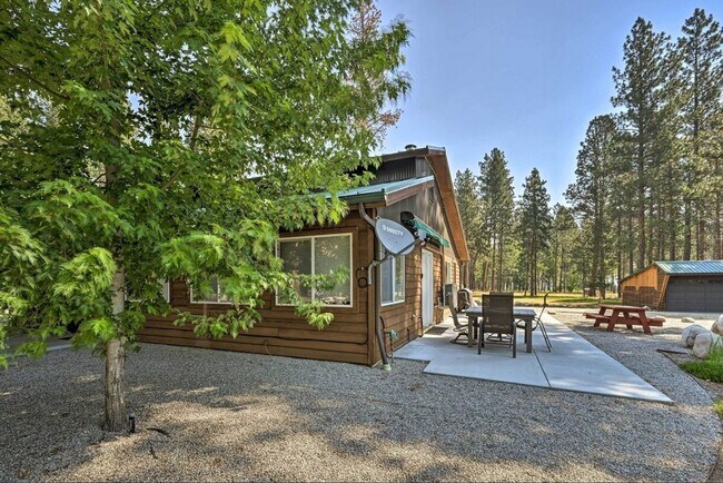 Building Photo - 425 Larch Ln
