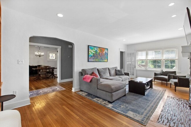 Building Photo - *Beautifully Updated & Spacious 4BD/4BA Si...
