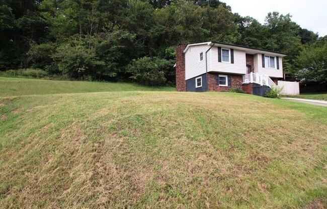 Building Photo - Beautiful Mid Entry Home in a Quiet Neighborhood