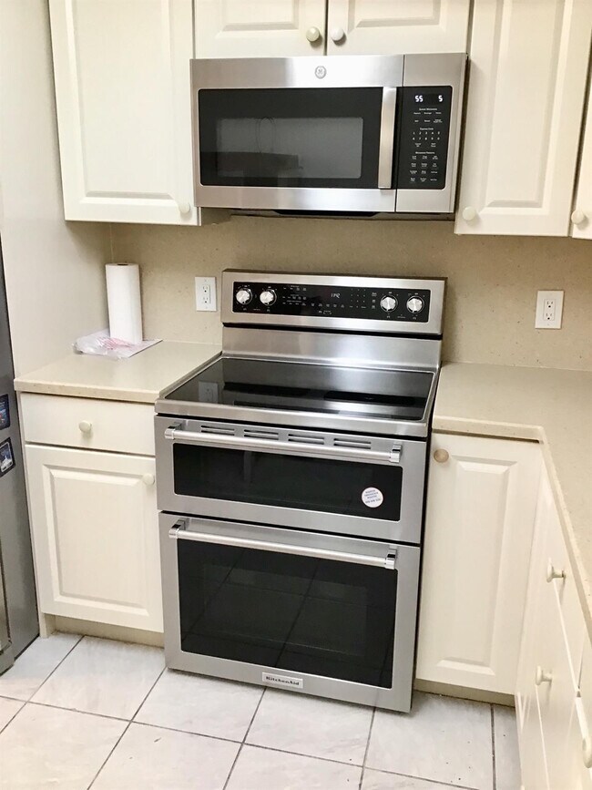 Building Photo - 1004 Newcastle A