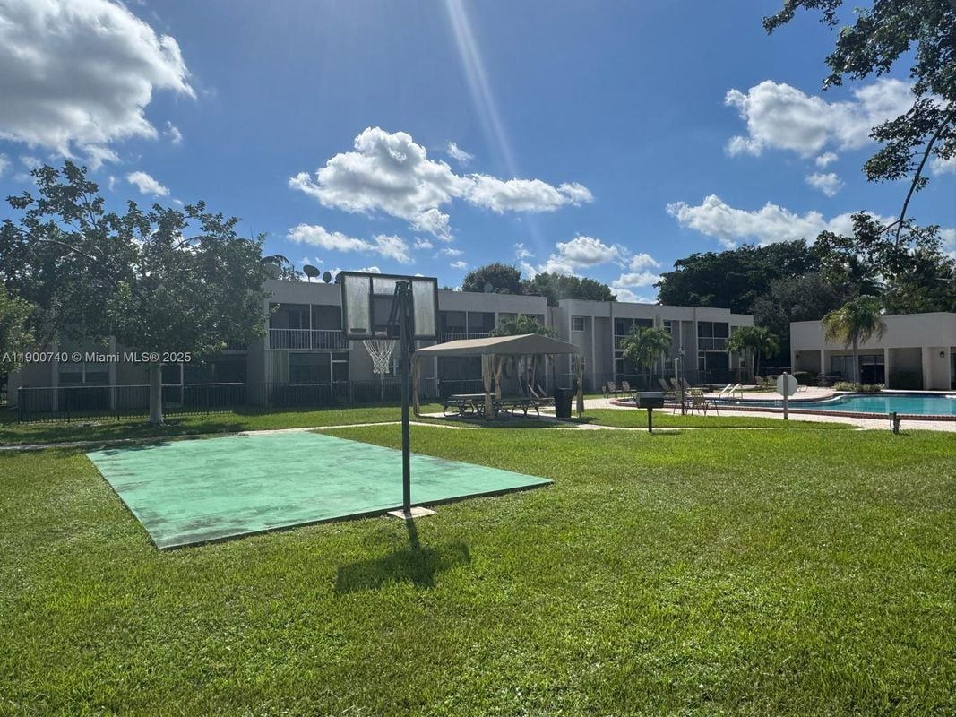 Building Photo - 8527 Old Country Manor