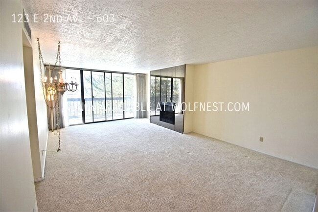 Building Photo - Stunning Downtown SLC Condo - Spacious & P...