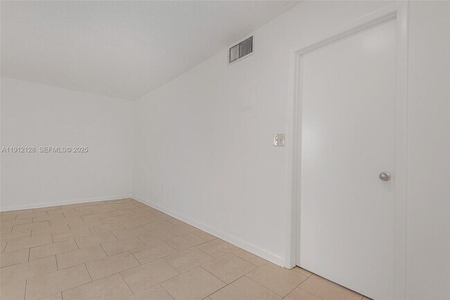 Building Photo - 1975 NE 135th St