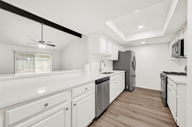 Building Photo - 10206 Sagebluff Dr