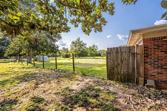 Building Photo - Move in ready 3 Bed 2 Bath Home in East Central School District!