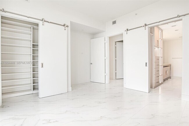 Building Photo - 2000 Metropica Wy