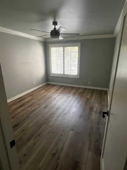 Primary bedroom - 5525 Canoga Ave