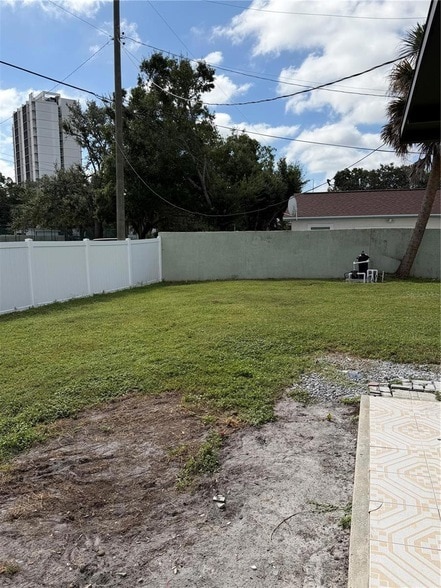 Building Photo - 1702 W Dempsey Ave