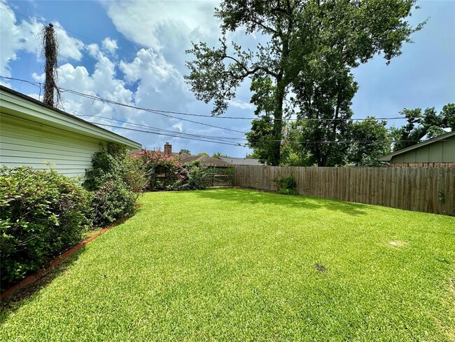Building Photo - 5818 Birchmont Dr