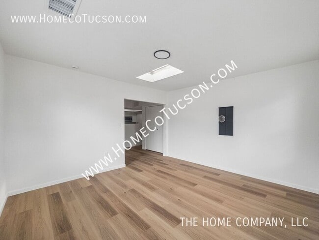 Building Photo - 5123 Paseo Las Palmas