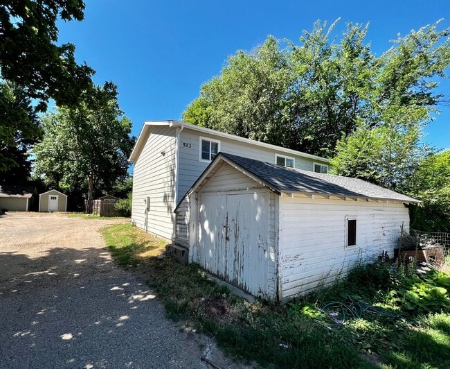 Building Photo - Updated 5 Bed 2 Bath House Near Old Town!