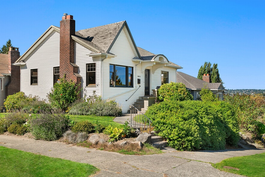 Building Photo - 2803 Queen Anne Ave N