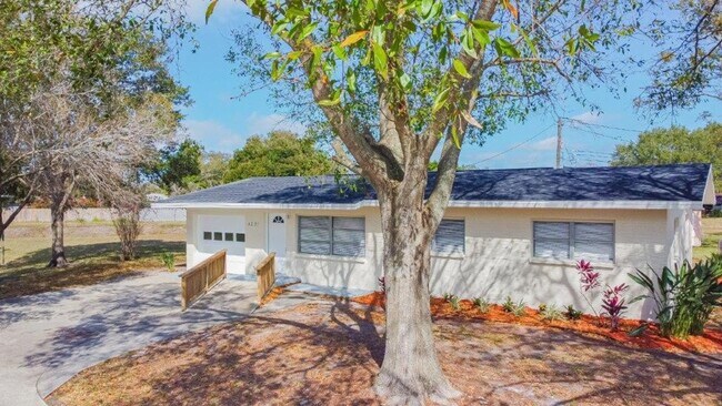 Building Photo - Beautifully updated 3/2/1 1389 Sq. Ft. wit...