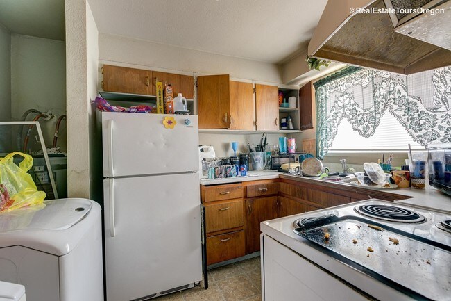 Kitchen - Granite Townhomes*