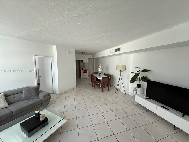 Building Photo - 801 Brickell Bay Dr