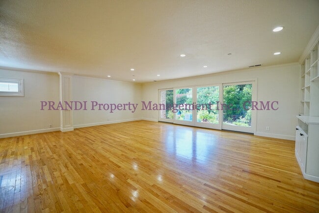 Building Photo - Country Club Home on Corner Lot, All One L...