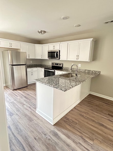 Building Photo - 645 Stowe Ct