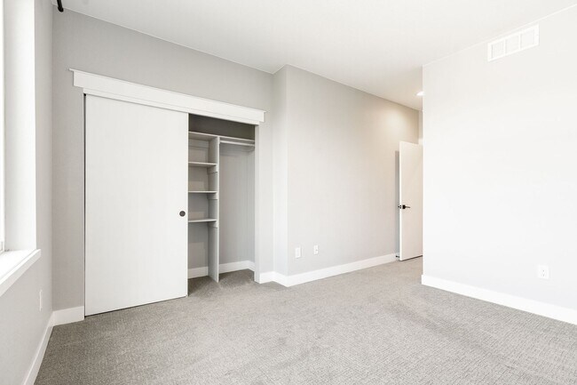 Building Photo - Gorgeous 3 bedroom, 4 bathroom townhome mi...