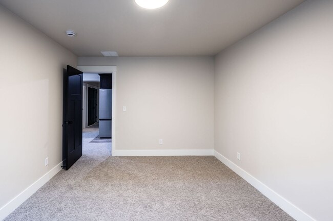 Building Photo - 715 Pine Ridge Ln