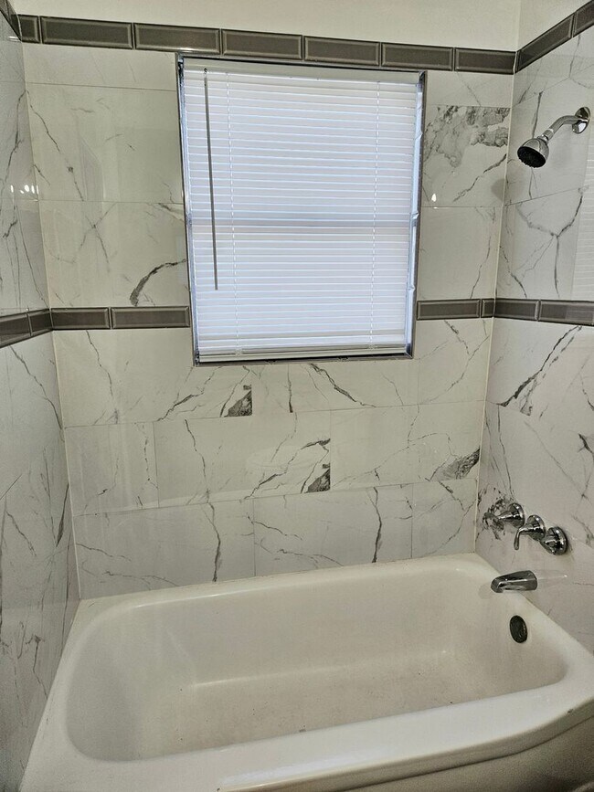 Building Photo - 309 Crystal Dr