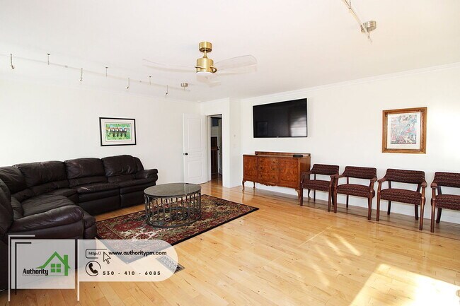 Building Photo - 3350 Mountain Oak Dr