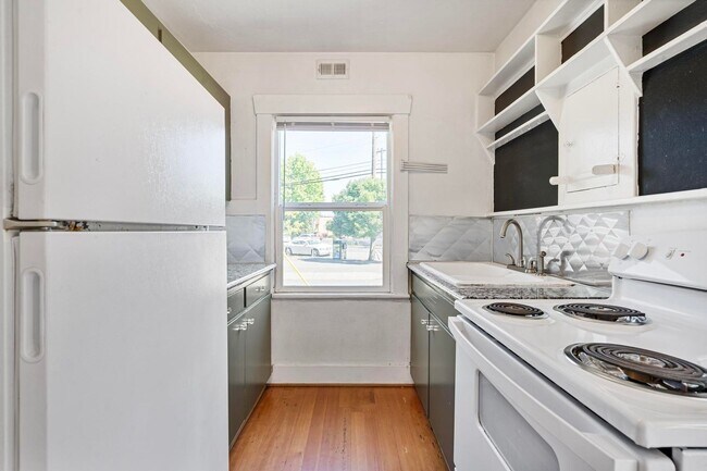 Building Photo - Charming close-in Foster-Powell studio in four-plex—Updated kitchen & bath, shared laundry, share...