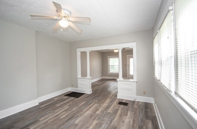 Building Photo - "Charming 3-Bed Duplex Retreat on E Ohio S...