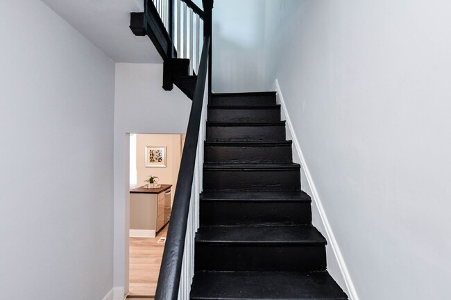 Building Photo - Beautifully Updated Large 3/BD Townhouse